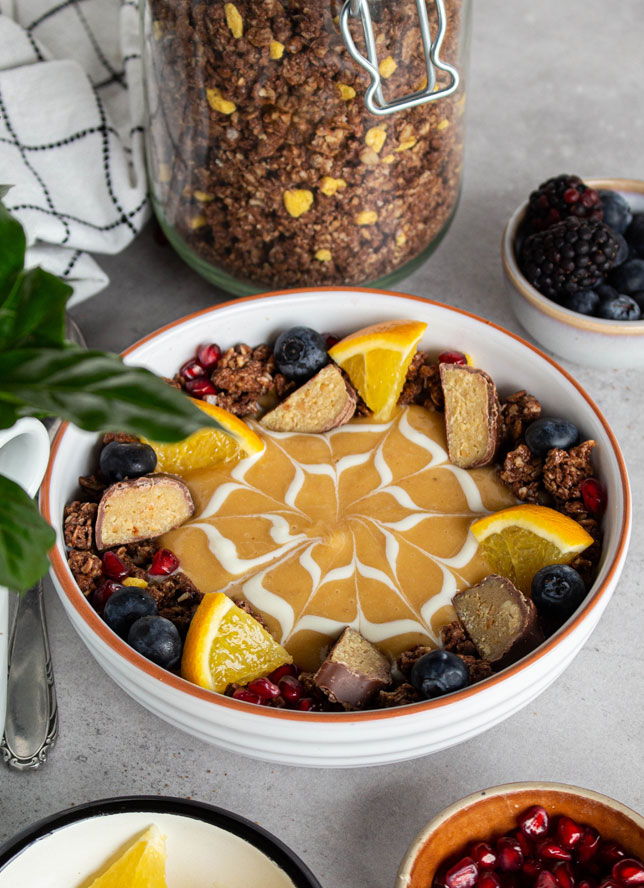 Halloween smoothiebowl met choco-sinaasappel crunchy en candybar