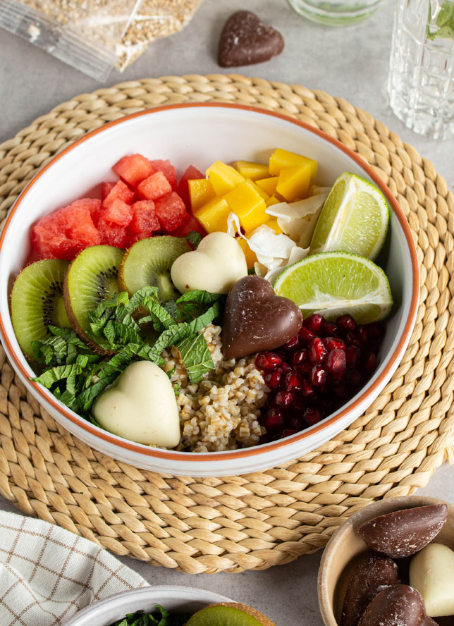 Zoete poke bowl met vers fruit chocolade hartjes